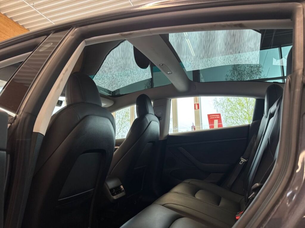 Tesla Model 3 2023 Harmaa