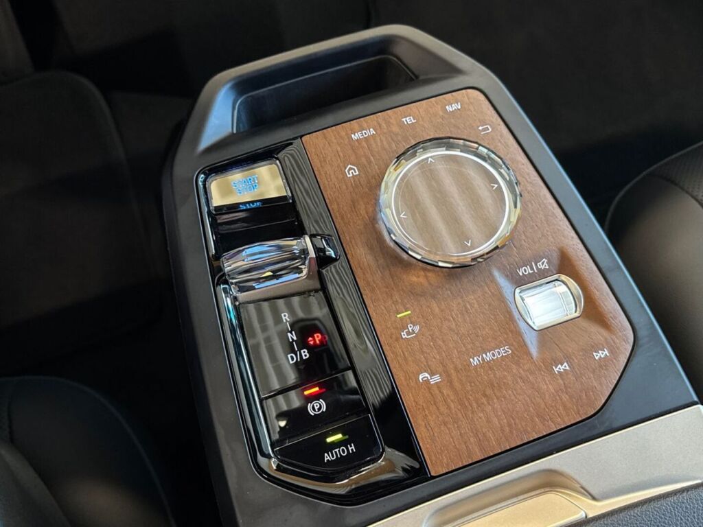 BMW iX 2024 Harmaa