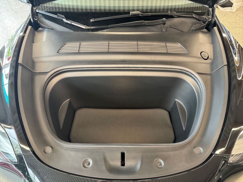 Tesla Model Y 2023 Musta