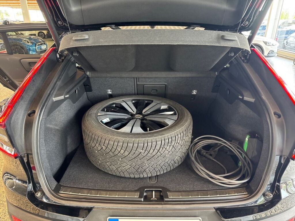 Volvo C40 2023 Musta