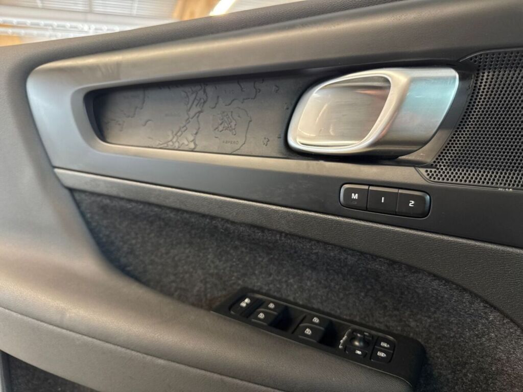 Volvo C40 2023 Musta