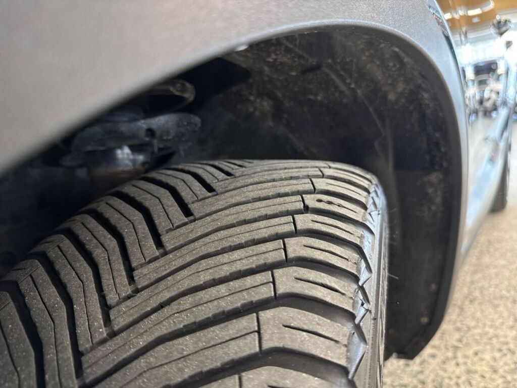 Volvo C40 2023 Musta