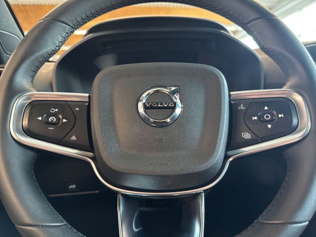 Volvo C40 2023 Musta