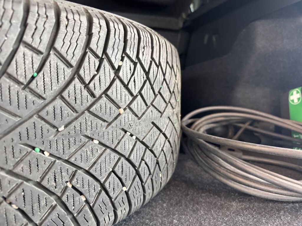 Volvo C40 2023 Musta