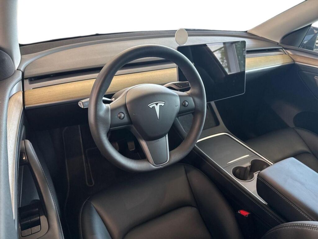 Tesla Model Y 2023 Harmaa