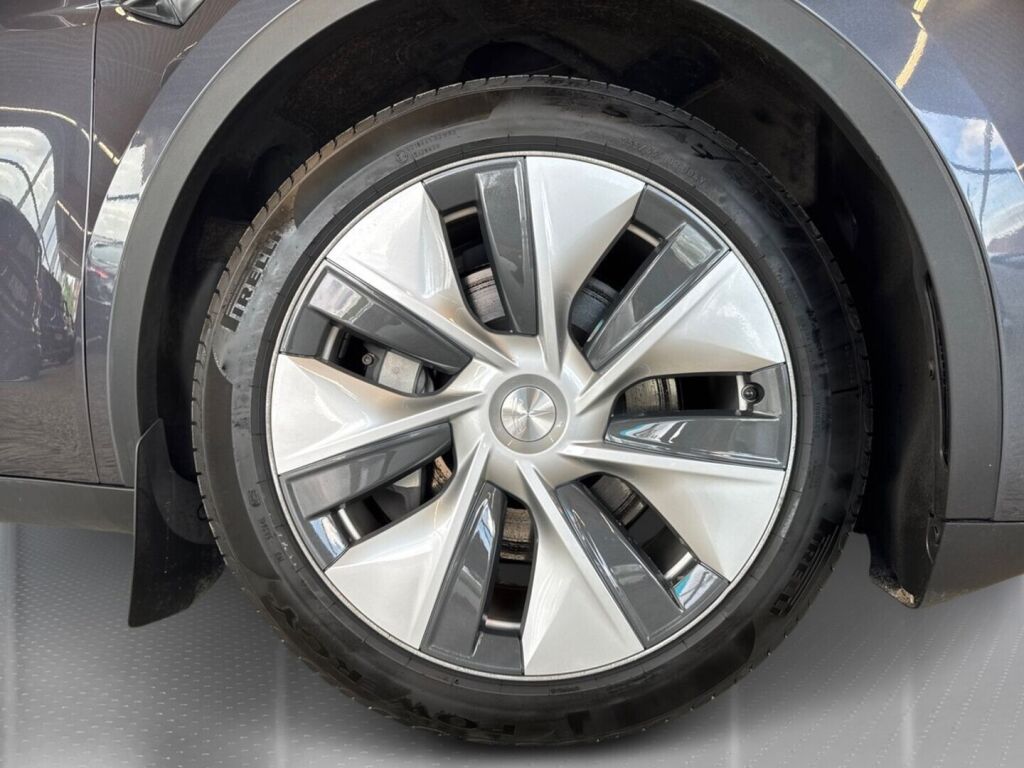 Tesla Model Y 2023 Harmaa
