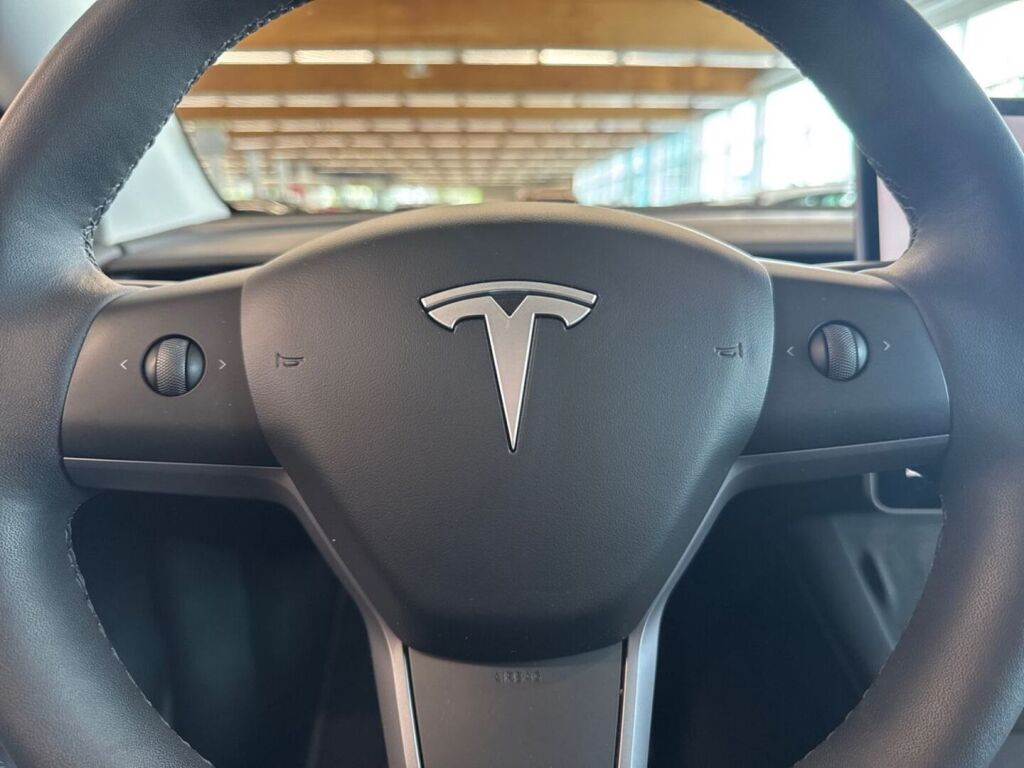 Tesla Model Y 2023 Harmaa