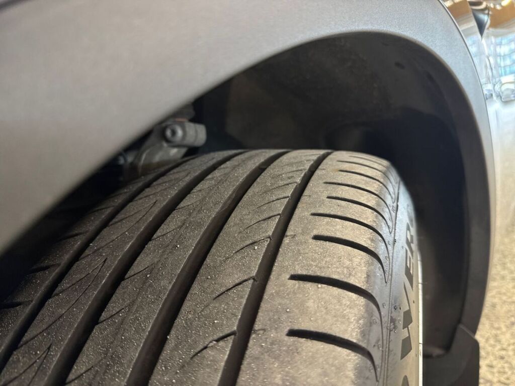 Tesla Model Y 2023 Harmaa