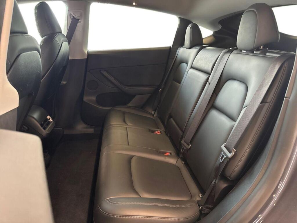 Tesla Model Y 2023 Harmaa