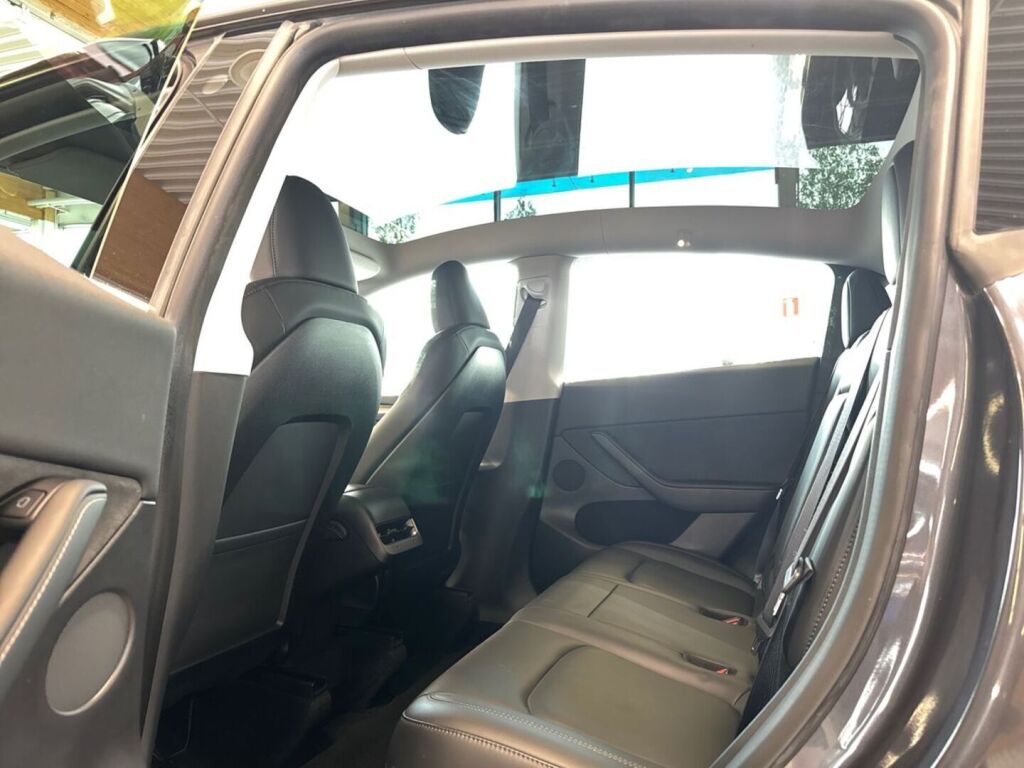 Tesla Model Y 2023 Harmaa