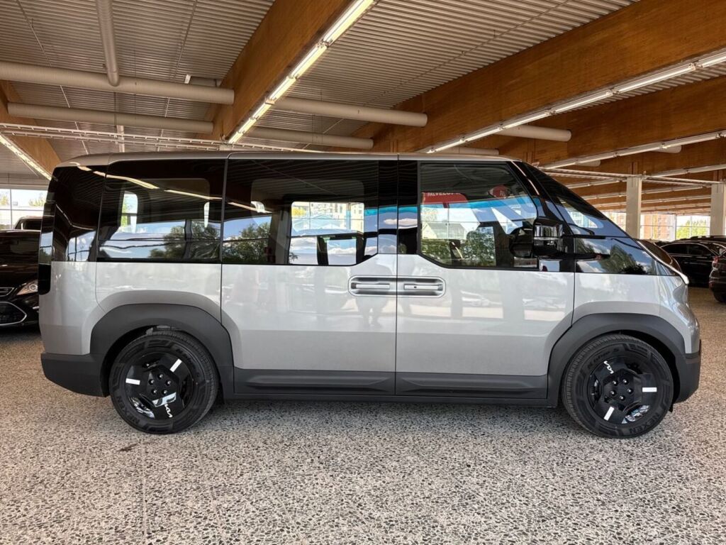 Kia PV5 2026 Harmaa