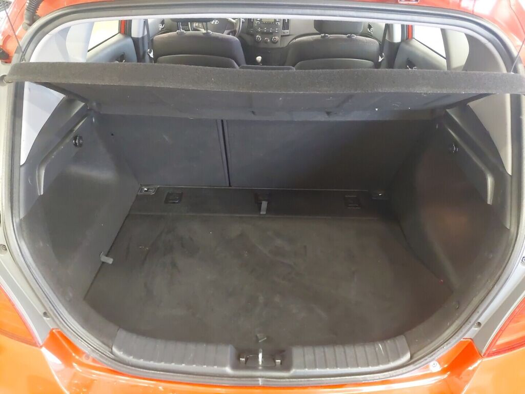 Hyundai i30 2009 Punainen