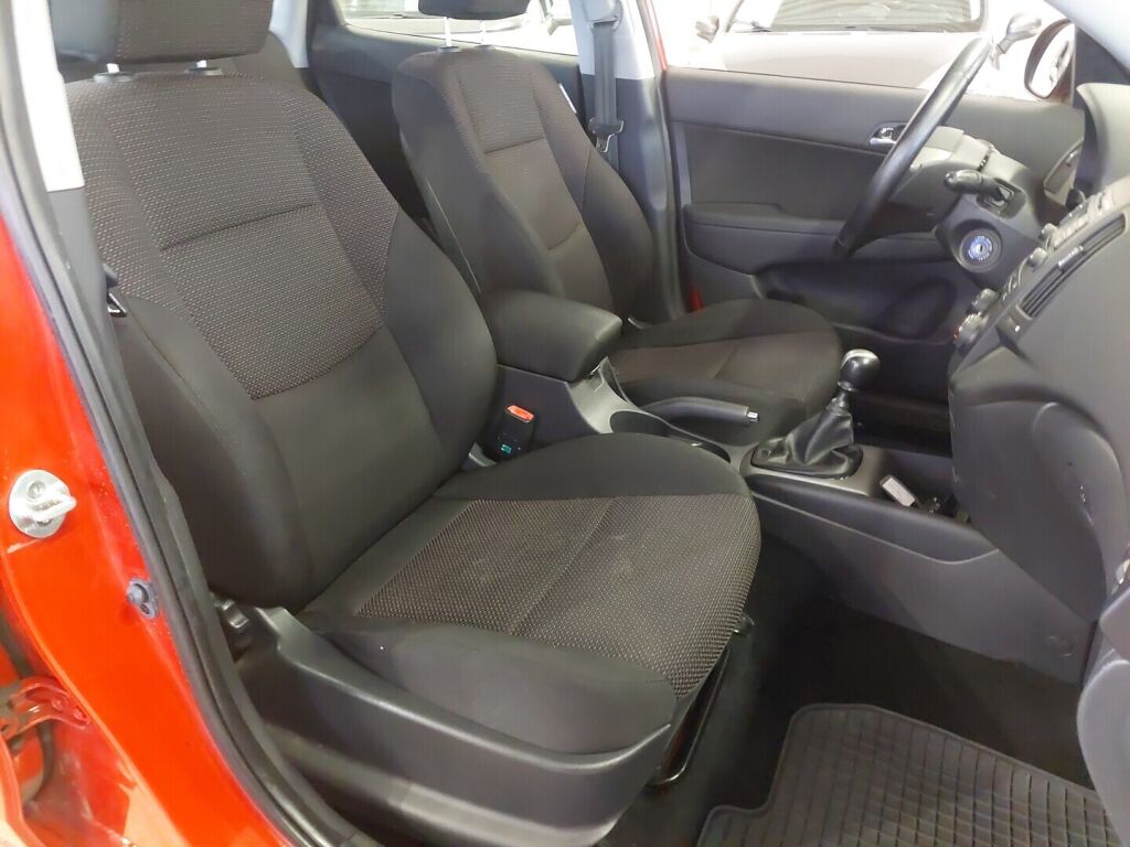 Hyundai i30 2009 Punainen