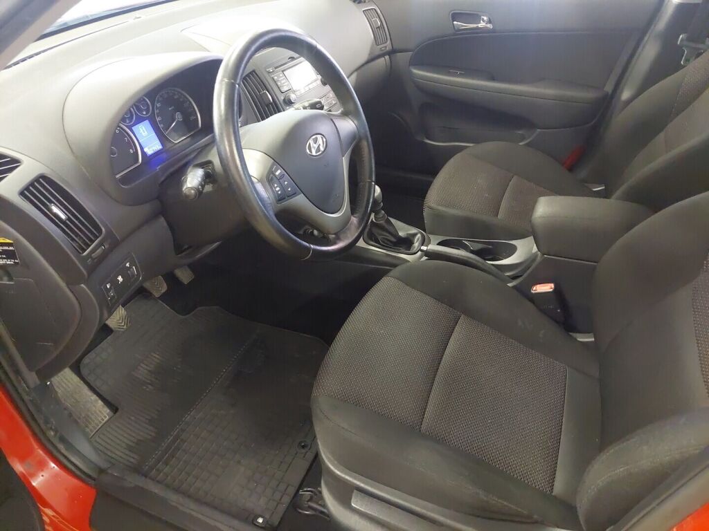 Hyundai i30 2009 Punainen