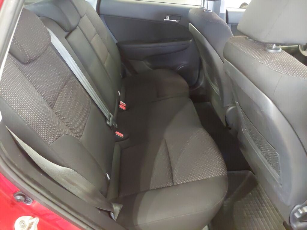 Hyundai i30 2009 Punainen