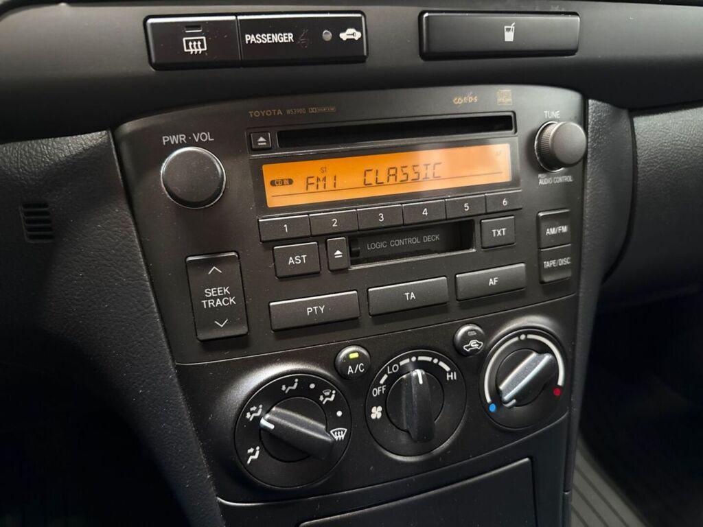 Toyota Avensis 2004 Musta