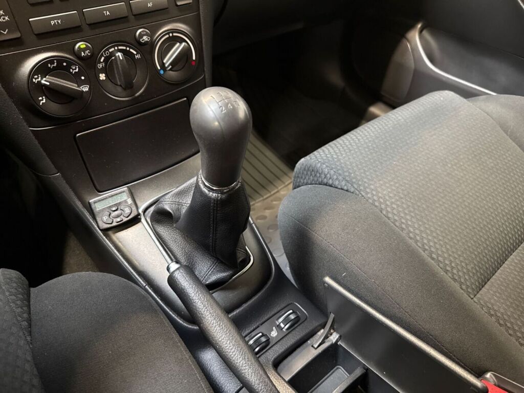 Toyota Avensis 2004 Musta