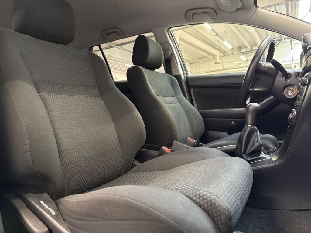 Toyota Avensis 2004 Musta