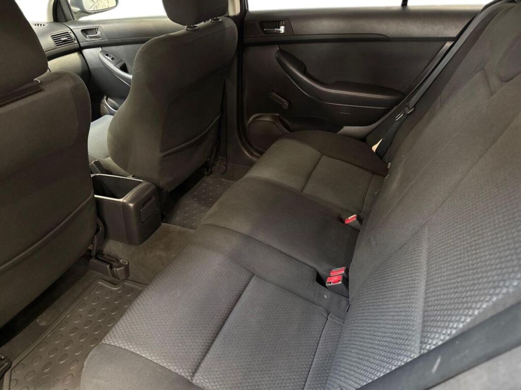 Toyota Avensis 2004 Musta