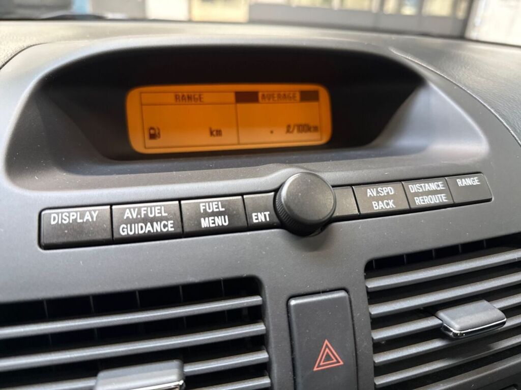 Toyota Avensis 2004 Musta
