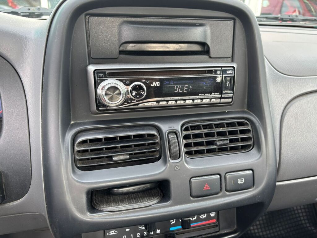 Nissan Navara 2003 Musta