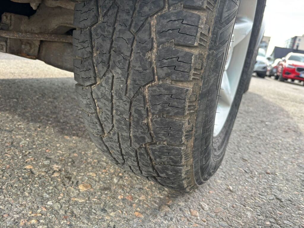 Nissan Navara 2003 Musta