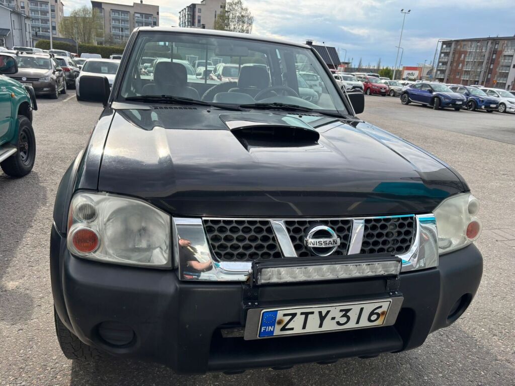 Nissan Navara 2003 Musta