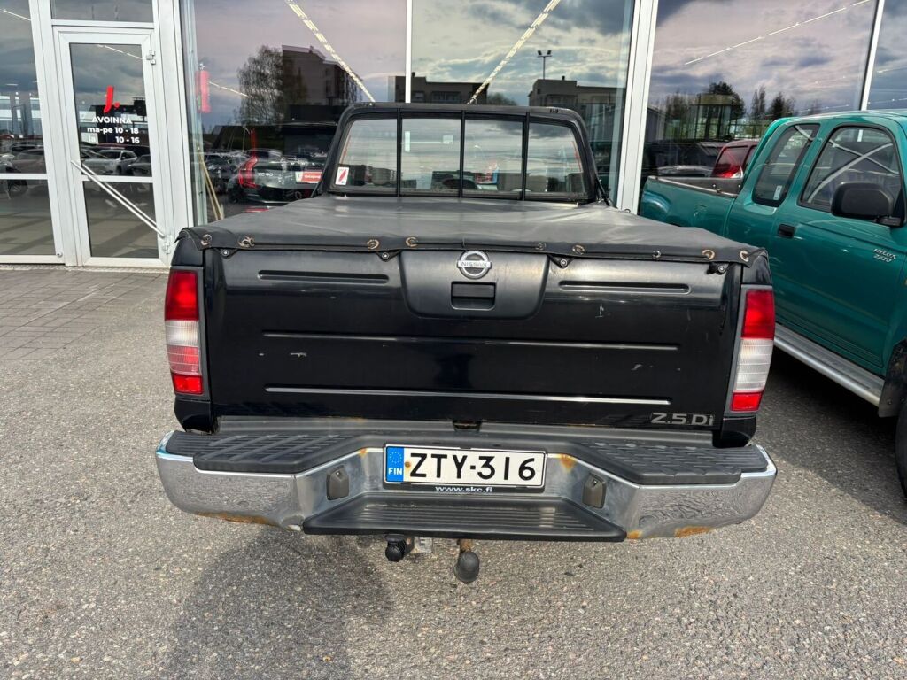 Nissan Navara 2003 Musta