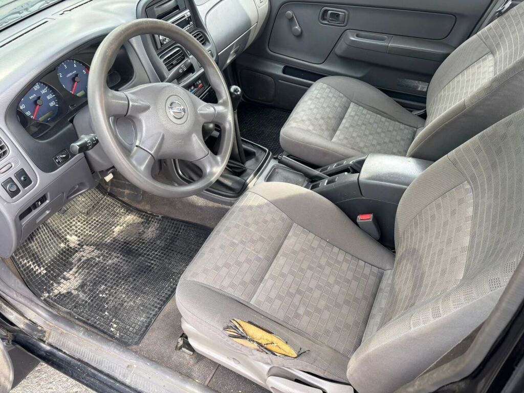 Nissan Navara 2003 Musta