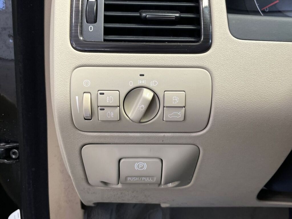 Volvo XC70 2009 Musta