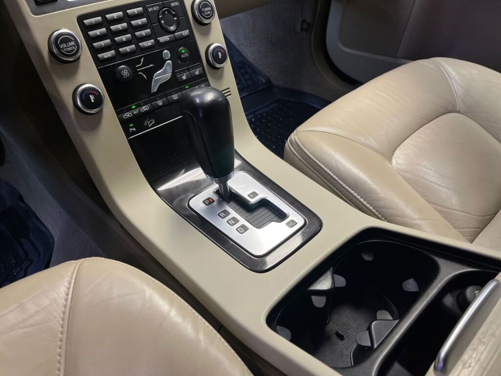 Volvo XC70 2009 Musta