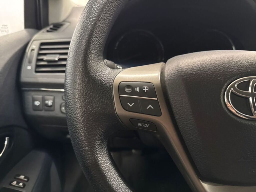 Toyota Avensis 2011 Musta