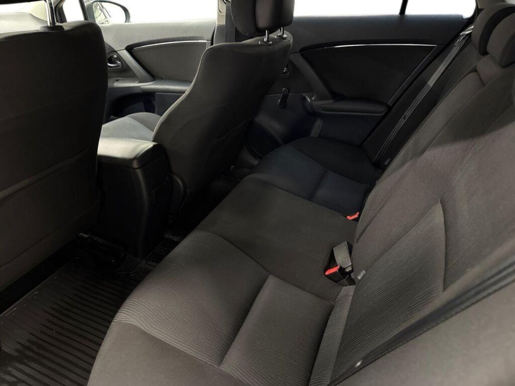 Toyota Avensis 2011 Musta