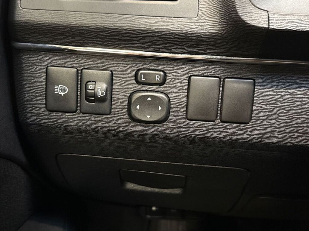 Toyota Avensis 2011 Musta