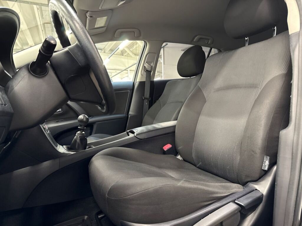 Toyota Avensis 2011 Musta