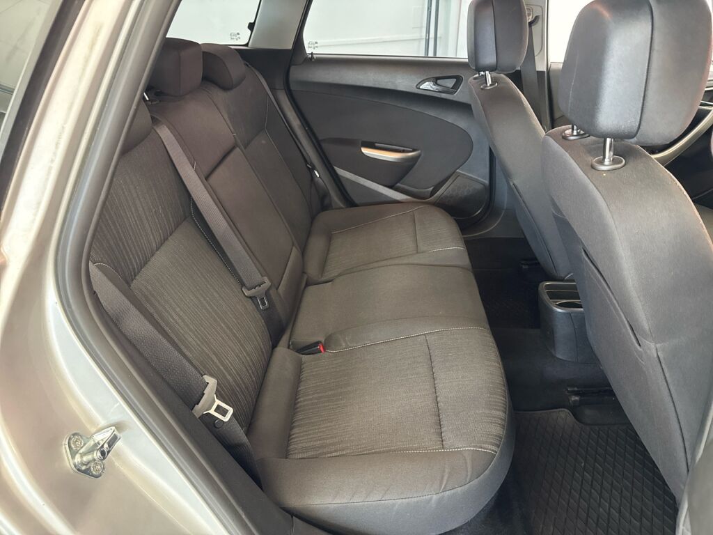 Opel Astra 2012 Hopea