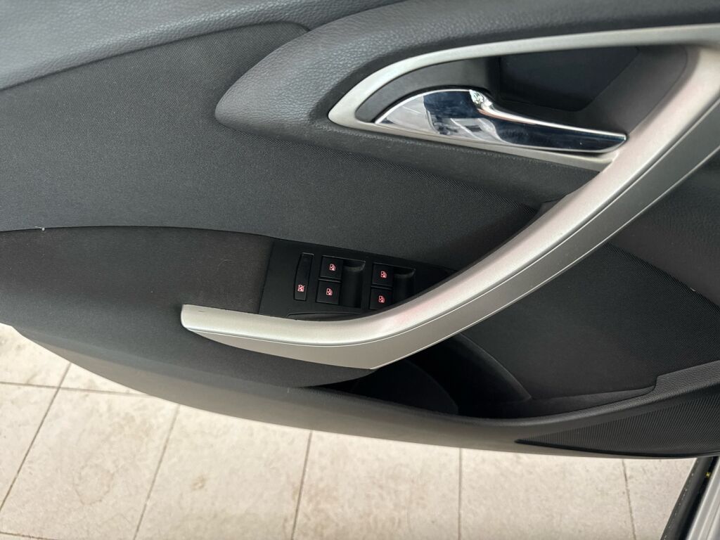 Opel Astra 2012 Hopea