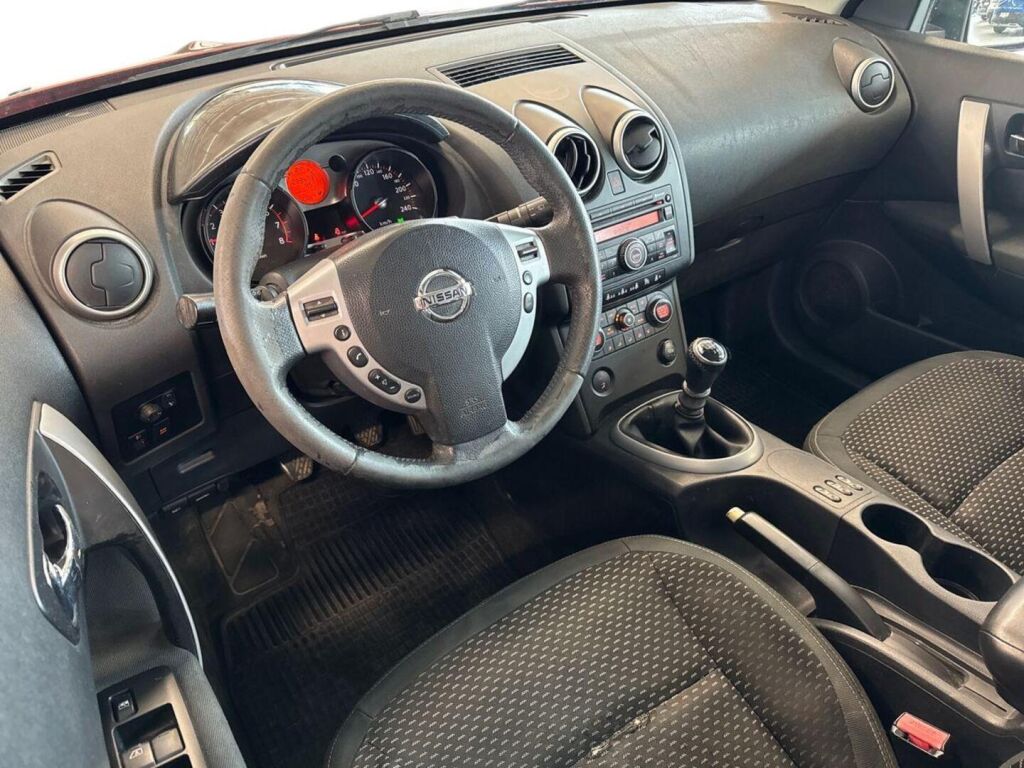 Nissan Qashqai 2009 Punainen